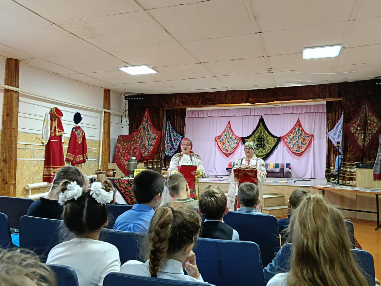 Крестьянский дом и всё что в нём.